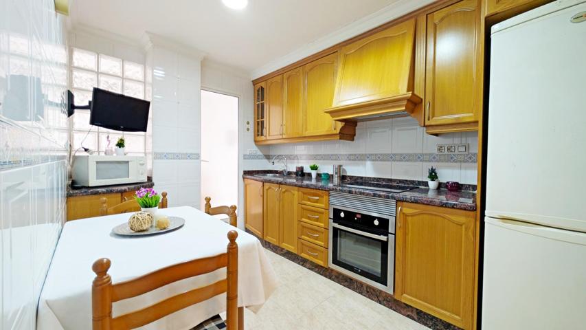 ¡EXCLUSIVA VIVIENDA JUNTO PLAZA DE MADRID, LISTA PARA ENTRAR A VIVIR, CON PLAZA DE GARAJE, 4 DORMITORIOS Y ASCENSOR! photo 0