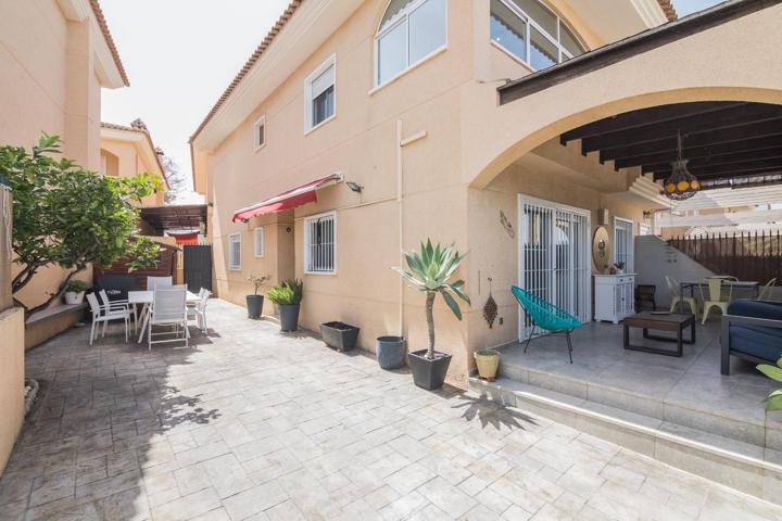 ESTUPENDO CHALET DE DOS PLANTAS A LA VENTA EN VALVERDE EN URBANIZACION CERRADA CON PISCINA photo 0