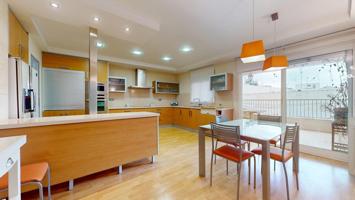 6 habitaciones, 2 baños, en pleno centro. photo 0