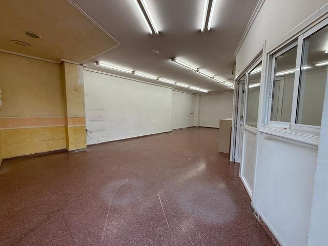 Local comercial de 73 metros útiles junto al poli deportivo de carrus photo 0