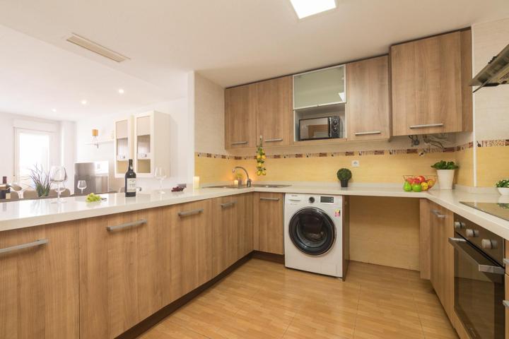 Vivienda seminueva a una calle de Reina Victoria con tres habitaciones, dos baños, plaza de garaje y trastero photo 0