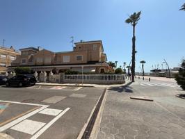 En primera línea de playa: bungalow de dos plantas con terrazas, tres habitaciones y dos baños photo 0