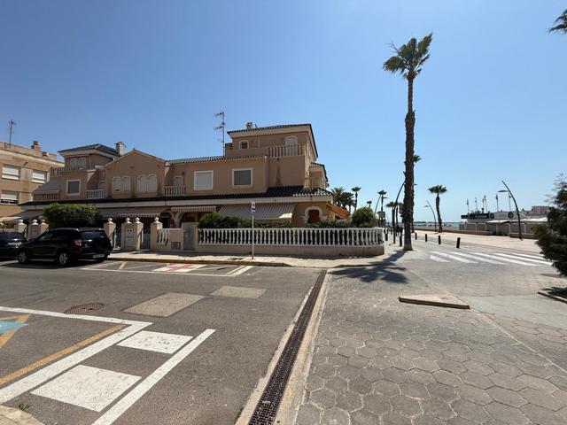 En primera línea de playa: bungalow de dos plantas con terrazas, tres habitaciones y dos baños photo 0