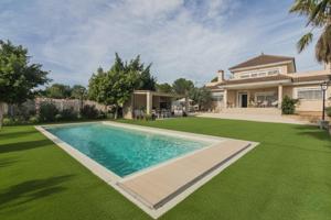 CHALET EN BONAVISTA, A TAN SOLO 2 MINUTOS DE ELCHE, CON SOTANO, PISCINA, BARBACOA Y GARAJE photo 0