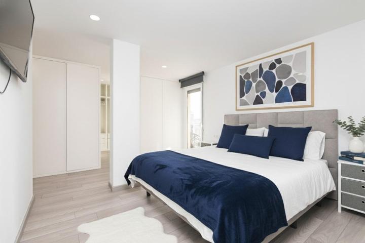 Vivienda de tres habitaciones, dos baños , vestidor, terraza en reina victoria luminosa. photo 0