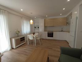 SE ALQUILA COQUETA VIVIENDA REFORMADA CON MUEBLES DE DISEÑO A ESTRENAR photo 0