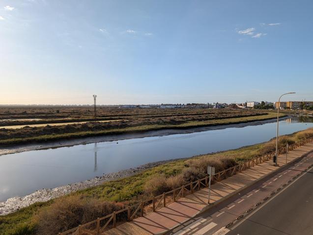 Amplio Piso en Ayamonte con Vistas Despejadas y Gran Potencial photo 0