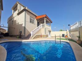 Villa de 2 plantas con garaje, jardín, solárium y piscina privada cerca de Villamartin photo 0