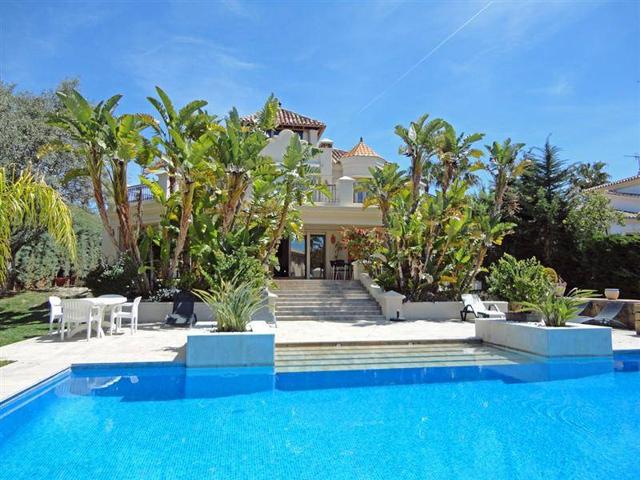 Maravillosa villa a 100 metros de la playa en Las Chapas, Marbella photo 0