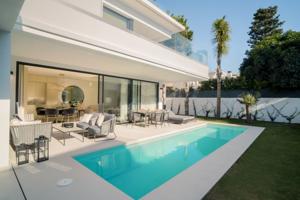 Nueva villa en segunda linea de la playa en Milla de Oro, Marbella photo 0