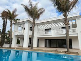 Impresionante villa de estilo contemporáneo a 100 metros de la playa Guadalmina Baja photo 0
