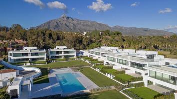 Villa moderna a estrenar situada cerca de la playa, en prestigiosa zona de la Milla de Oro, Marbella photo 0