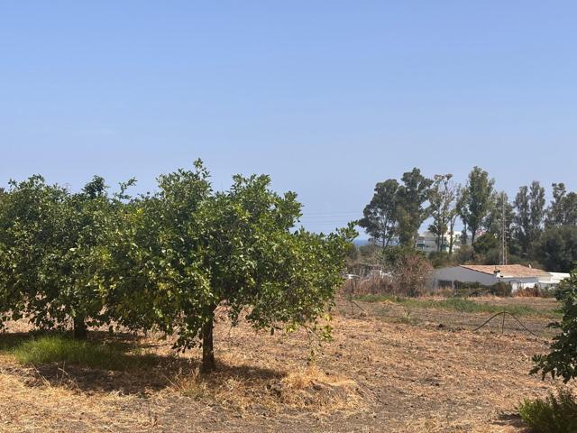 Parcela urbana de 2.000 m2, para construcción autorizada de 10 viviendas en Selwo, Estepona photo 0