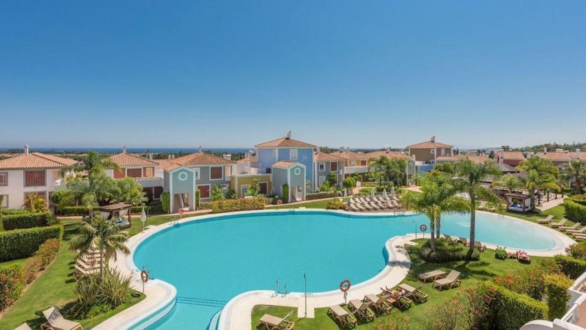 Amplio apartamento con su propio jardin privado en Cortijo del Mar, Estepona photo 0