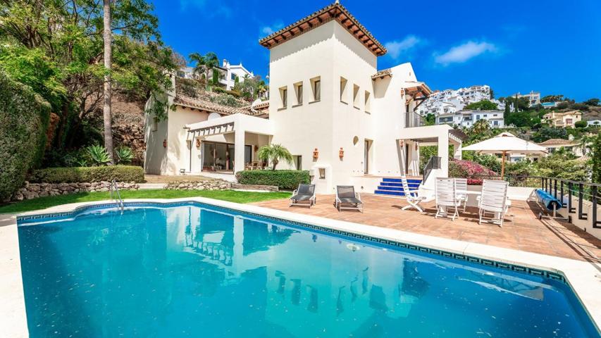 Villa de estilo andaluz, rodeada por impresionantes campos de golf en Los Arqueros, Benahavis photo 0