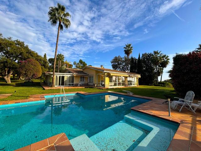 Gran oportunidad de inversión - Amplia parcela con vistas al mar y al golf en Elviria, Marbella. photo 0