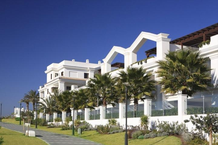Exclusivo Apartamento en Primera Línea de Playa, Doncella Beach, Estepona photo 0