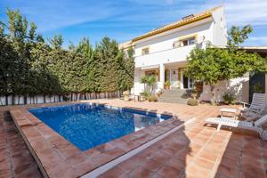 Encantadora Casa Adosada de Estilo Andaluz con Jardín y Piscina Privada en San Pedro de Alcántara photo 0