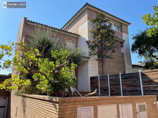 ESPECTACULAR CASA ADOSADA EN VENTA – UNA OPORTUNIDAD ÚNICA photo 0