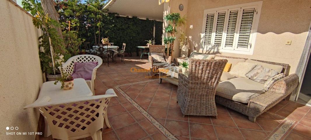 SE VENDE BUNGALOW ESQUINA CON GRAN TERRAZA, EN URBANIZACION CERRADA CON PISCINA !!!!! photo 0