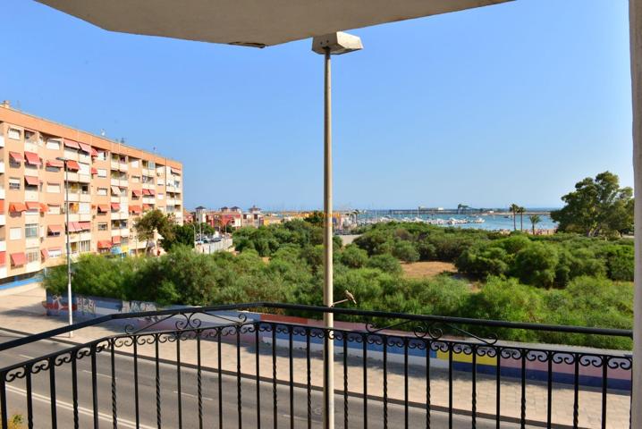 Luminoso apartamento con vistas al mar y al puerto en Torrevieja, zona Playa Acequión photo 0