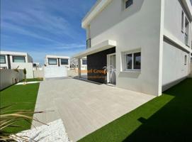 VILLA DE ESTILO MODERNO CON PISCINA EN GRAN ALACANT photo 0
