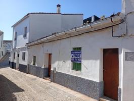 Casa a reformar íntegramente en el centro de Higuera de la sierra photo 0