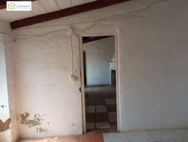 Estupenda vivienda para reformar con una amplia parcela photo 0