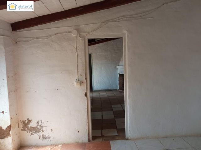 Estupenda vivienda para reformar con una amplia parcela photo 0