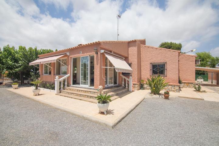 ¿Buscas un entorno tranquilo rodeado de naturaleza pero bien conectado con Elche y Santa Pola? Este magnífico chalet en Valverde Bajo combina espacio, legalidad y calidad de vida en un gran hogar photo 0