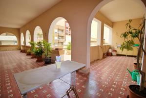Edificio de dos plantas photo 0