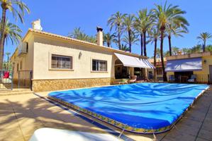 Irrepetible Chalet urbano en el centro de Elche photo 0