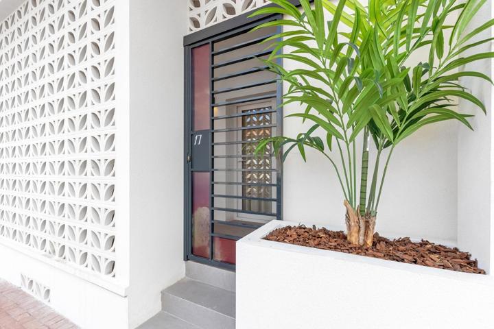 Apartamento de obra nueva a 150m del mar con muebles, electro y A-C photo 0