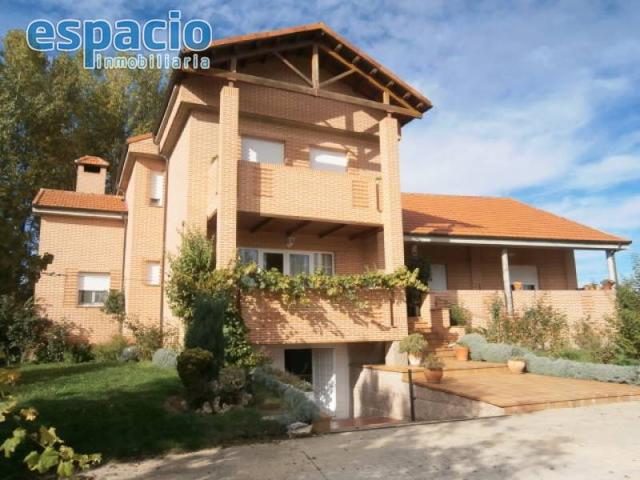 VENTA CHALET EN CARRACEDELO photo 0