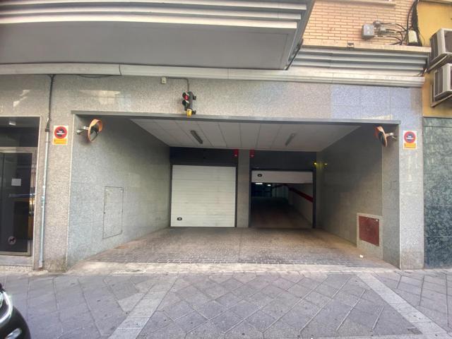 Varios parkings aqui por fin!! coche y moto photo 0
