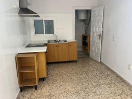 Se alquila Planta Baja con entrada independiente de una habitación en zona con fácil aparcamiento y todos los servicios!!! photo 0