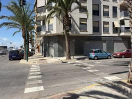 Se alquila este fantástico local esquina frente a la gasolinera de Torrellano, con 6 persianas y la puerta a 2 calles con techos altos, salida de humos, en un local con muchísimo escaparate para el photo 0