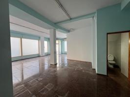 ¡Se alquila local comercial esquinero en El Pla! photo 0