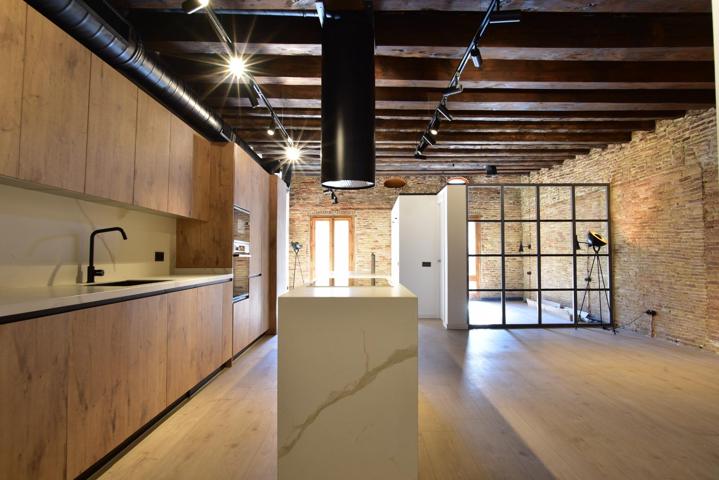 Fantástico piso reformado con estilo rústico moderno en el corazón del Raval photo 0