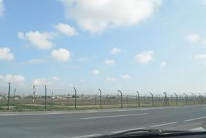 Se alquila terreno con techo ideal para vehículos, almacén o agrario photo 0