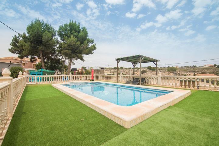 Chalet en venta 5 habitaciones en Elche con piscina y nave adjunta photo 0