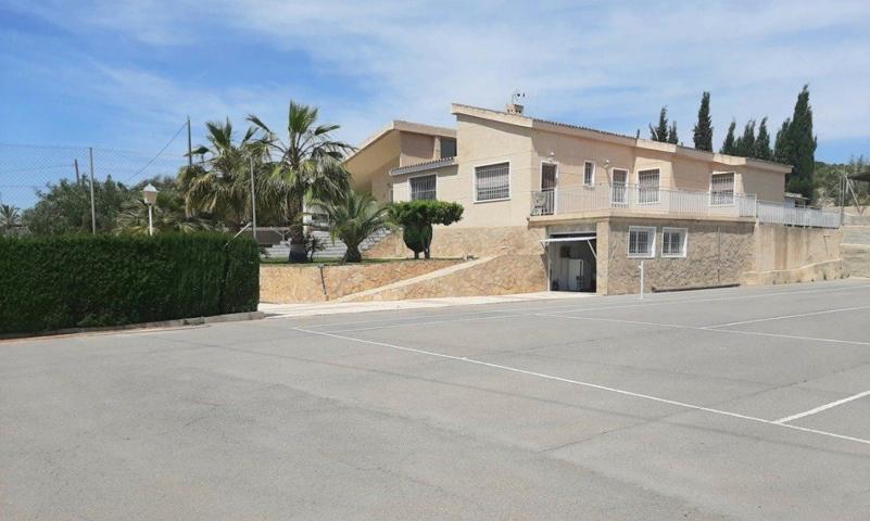 Chalet a la venta con piscina y pista de tenis en Bonavista, Elche. photo 0