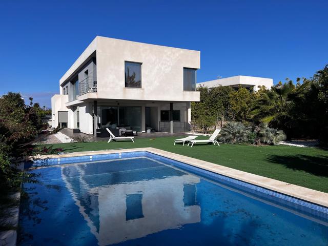 Exclusivo chalet urbano seminuevo en Peña las Águilas. photo 0