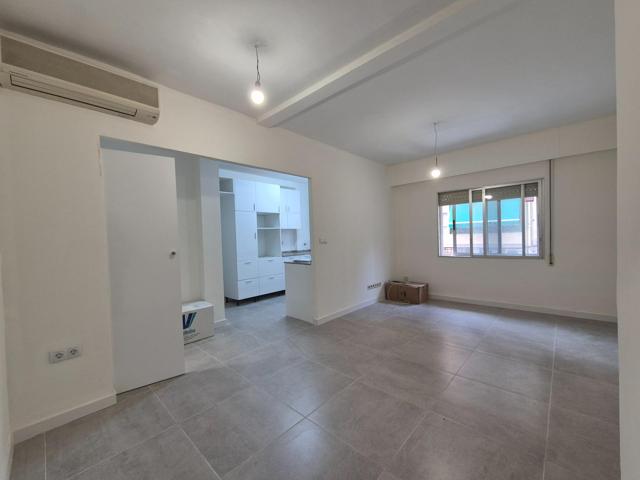 Espacioso y reformado piso junto a Boulevard del Pla photo 0