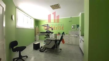 CLÍNICA DENTAL CON LABORATORIO PROTÉSICO CERCA DEL POLÍGONO DE SAN CIBRAO DAS VIÑAS photo 0