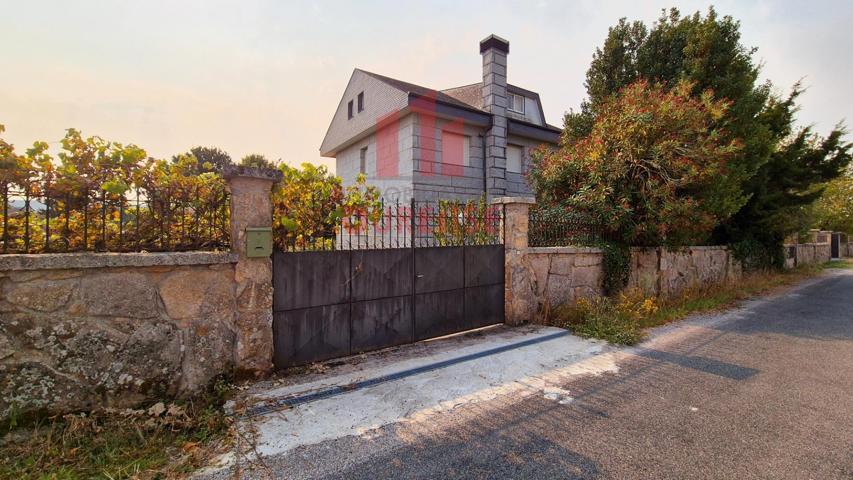 GRAN CASA CON PARCELA Y PISCINA A QUINCE MINUTOS DE OURENSE photo 0