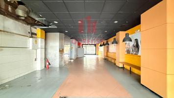 LOCAL COMERCIAL CON SALIDA A DOS CALLES photo 0