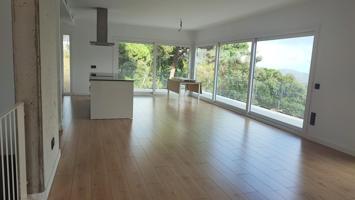 Casa unifamiliar de obra nueva con jardín y vistas al mar photo 0