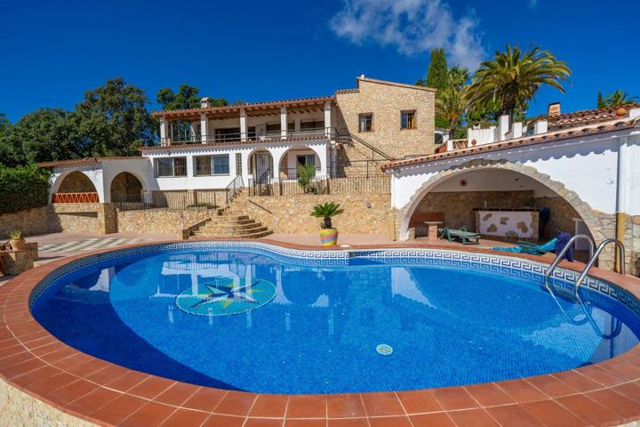 Casa Chalet con Piscina y Vistas al Mar en el Corazón de Tossa de Mar photo 0