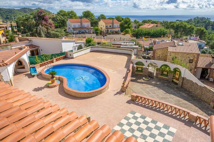 Casa Chalet con Piscina y Vistas al Mar en el Corazón de Tossa de Mar photo 0